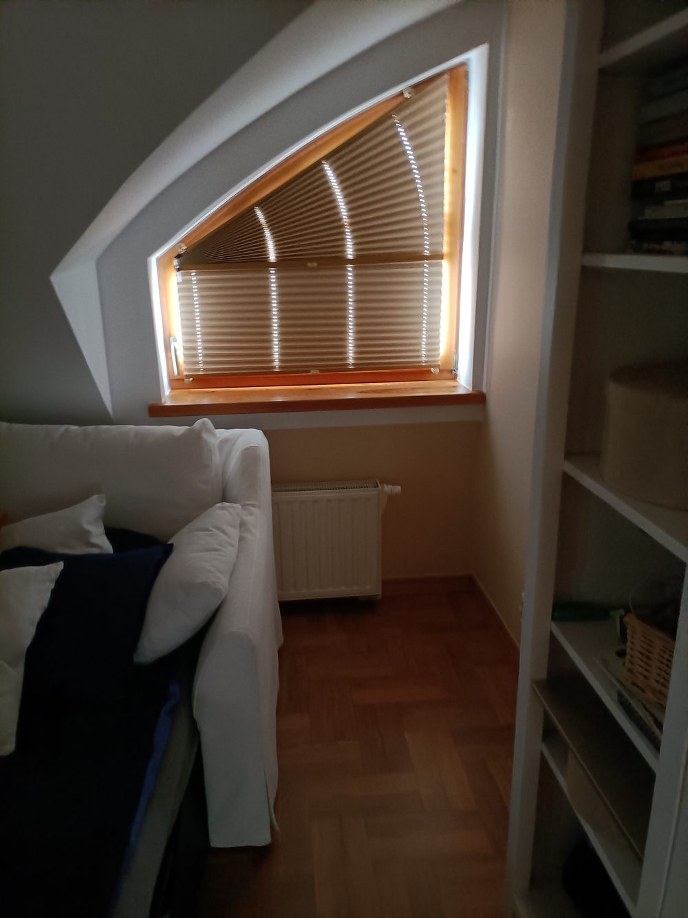 Trapezowe okno szczytowe, tkanina rozłożona wachlarzowo