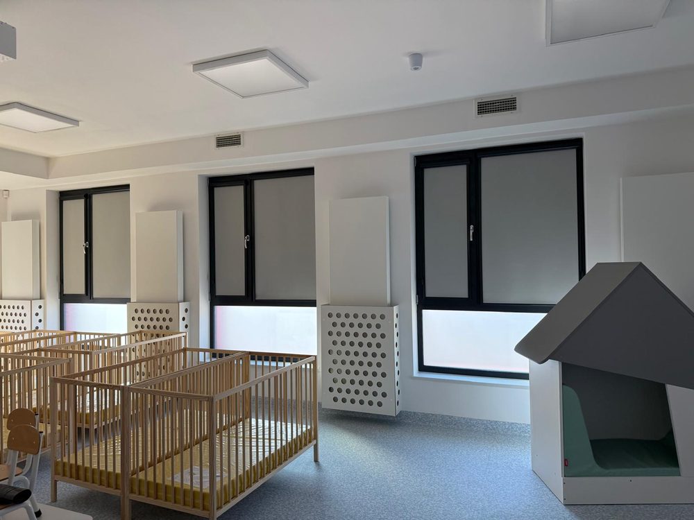 Sala dla najmłodszych, rolety w kasecie z prowadnicami w górnych skrzydłach okien
