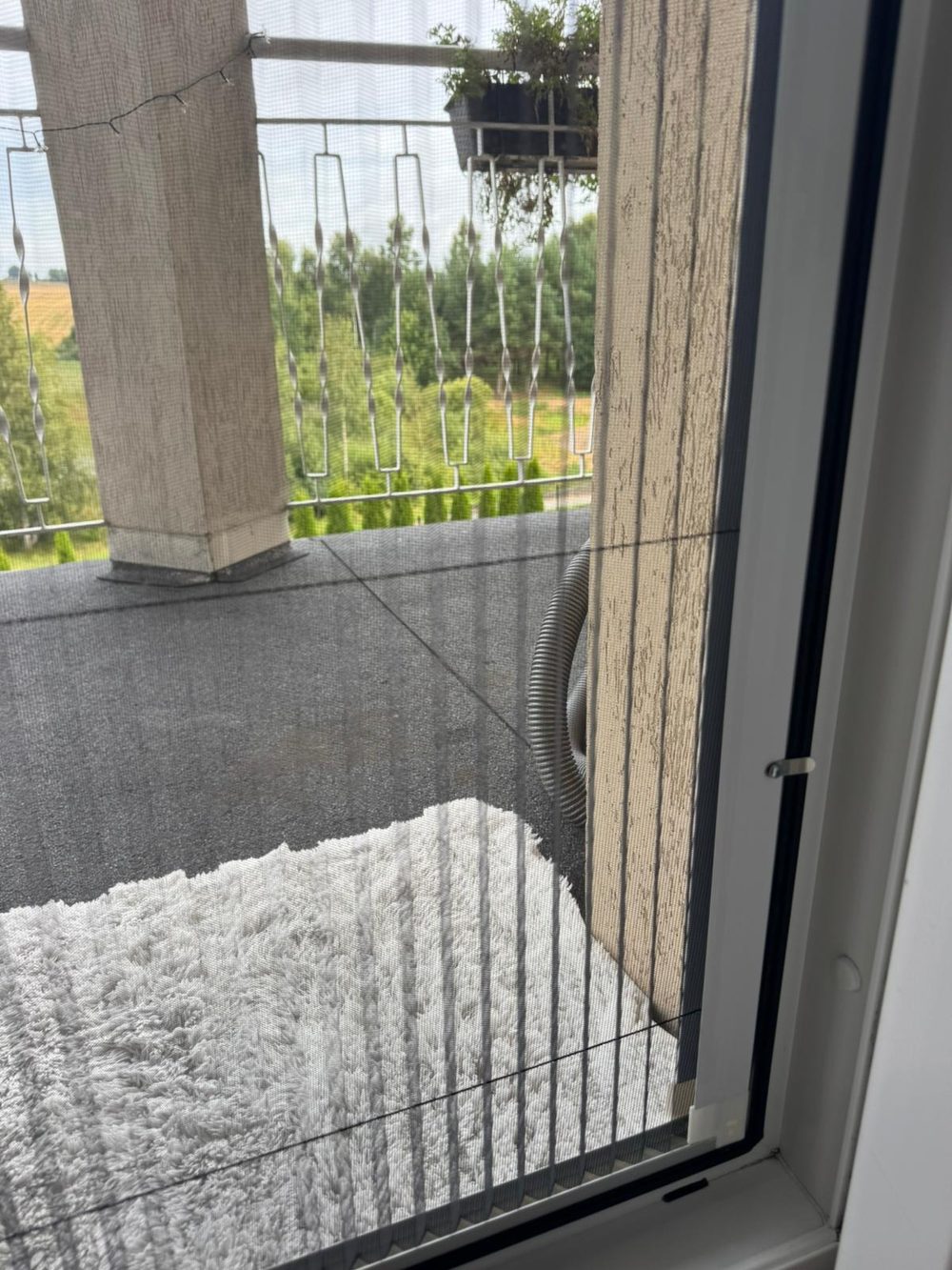 Moskitiera przesuwna bezinwazyjna w drzwiach na balkon