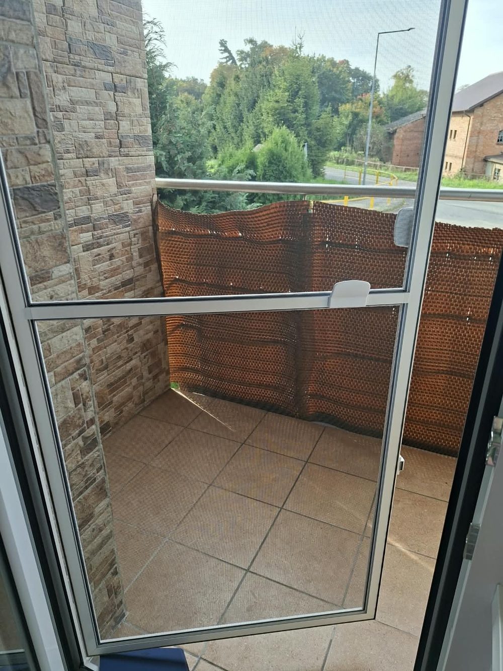 Moskitiera drzwiowa uchylona na balkon