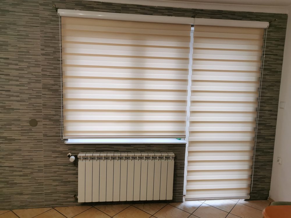 Rolety dzień/noc opuszczone, pasy kryjące zasłaniają szybę