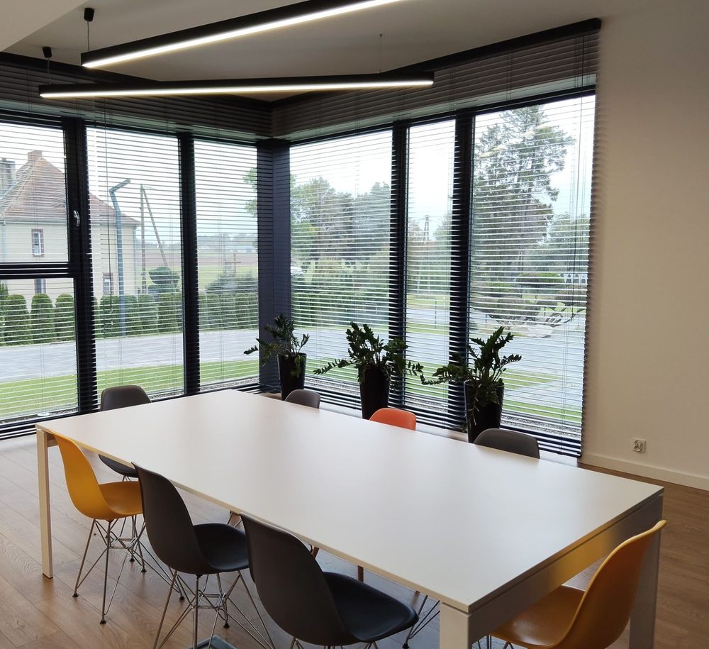 Sala konferencyjna z żaluzjami aluminiowymi 50 mm na całym przeszkleniu