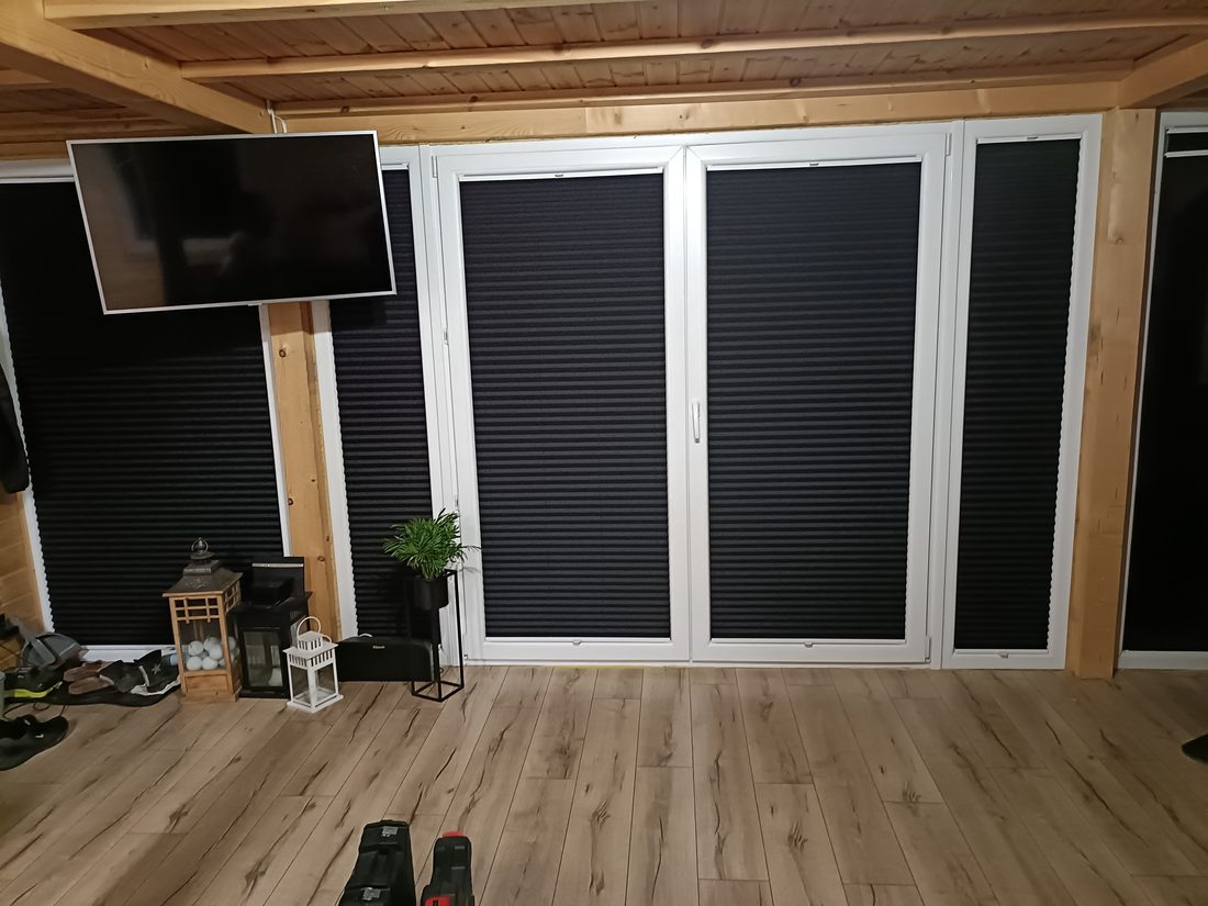 Firma: Plisy w biurze z drewnianym stropem